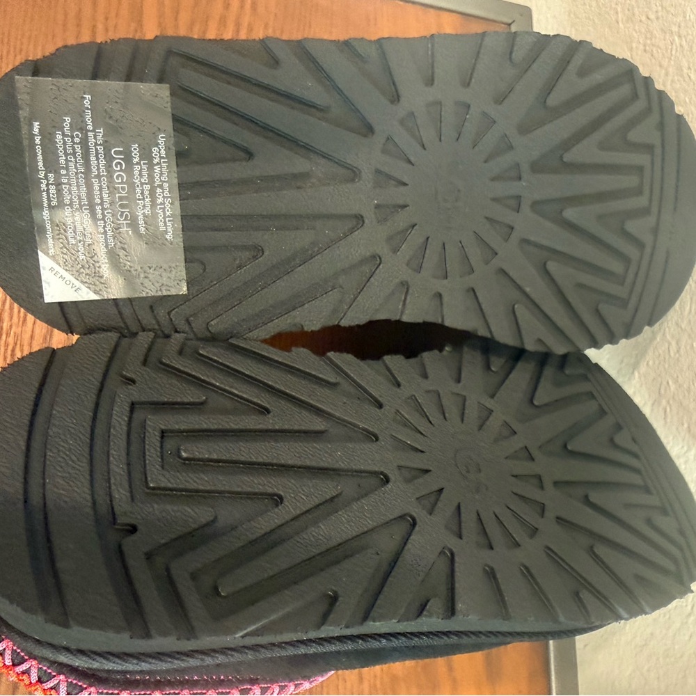 NWT UGG Kids Size 6 Women’s Size 7 Black and Pink Booty Slippers - Picture 5 of 7